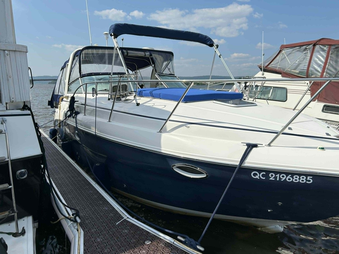 2004 Rinker Fiesta Vee 312 – Twin 5.7L MerCruiser | Bow Thruster | Generator | A/C