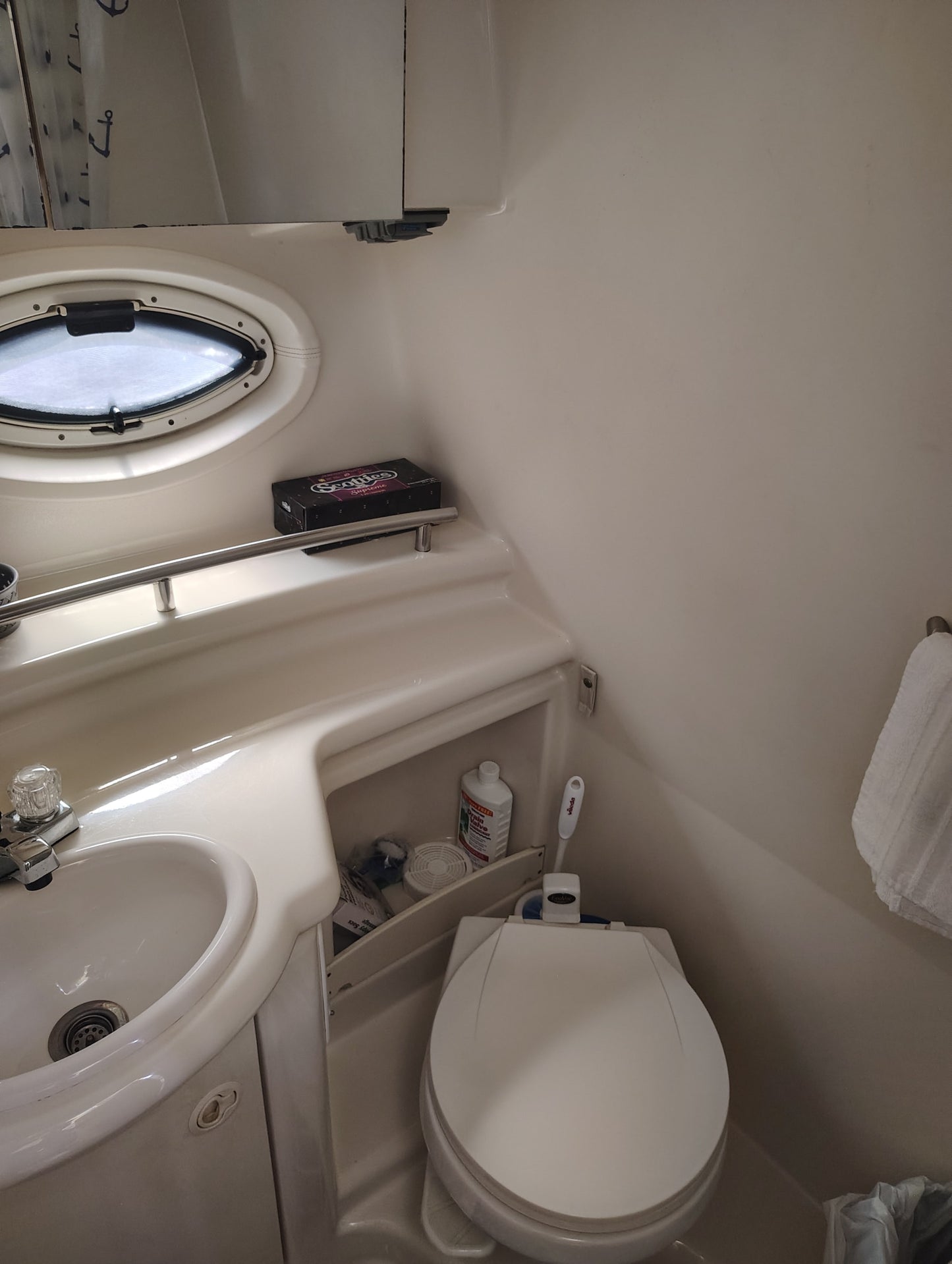 2001 Maxum 2700 SCA – $27,500 OBO (Brokered Sale)