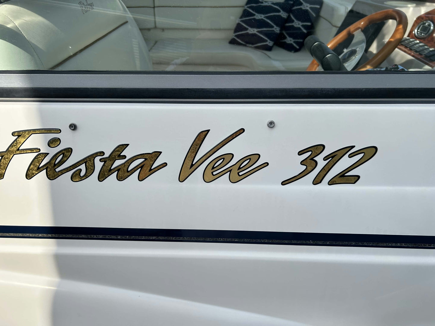 2004 Rinker Fiesta Vee 312 – Twin 5.7L MerCruiser | Bow Thruster | Generator | A/C