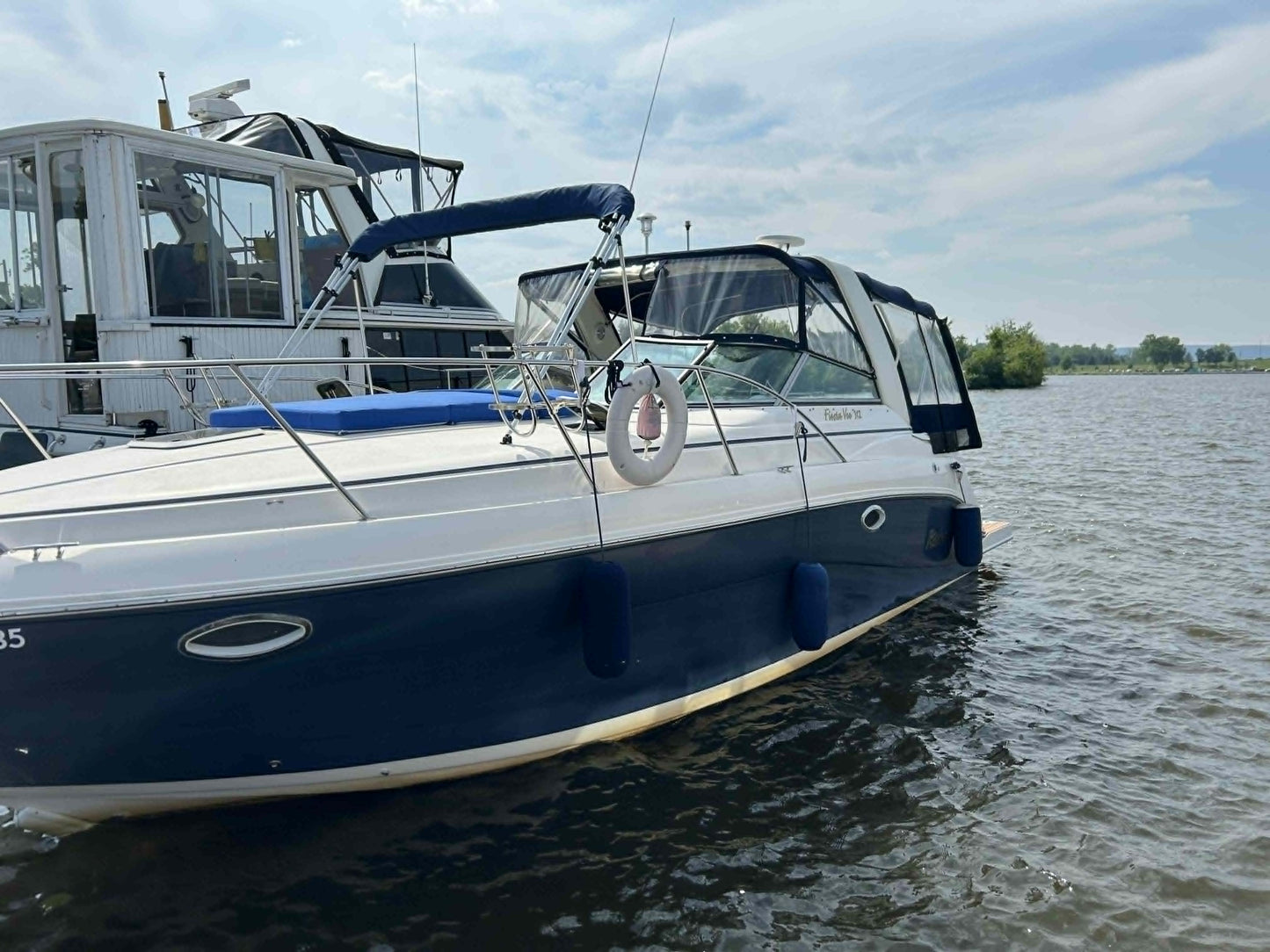2004 Rinker Fiesta Vee 312 – Twin 5.7L MerCruiser | Bow Thruster | Generator | A/C