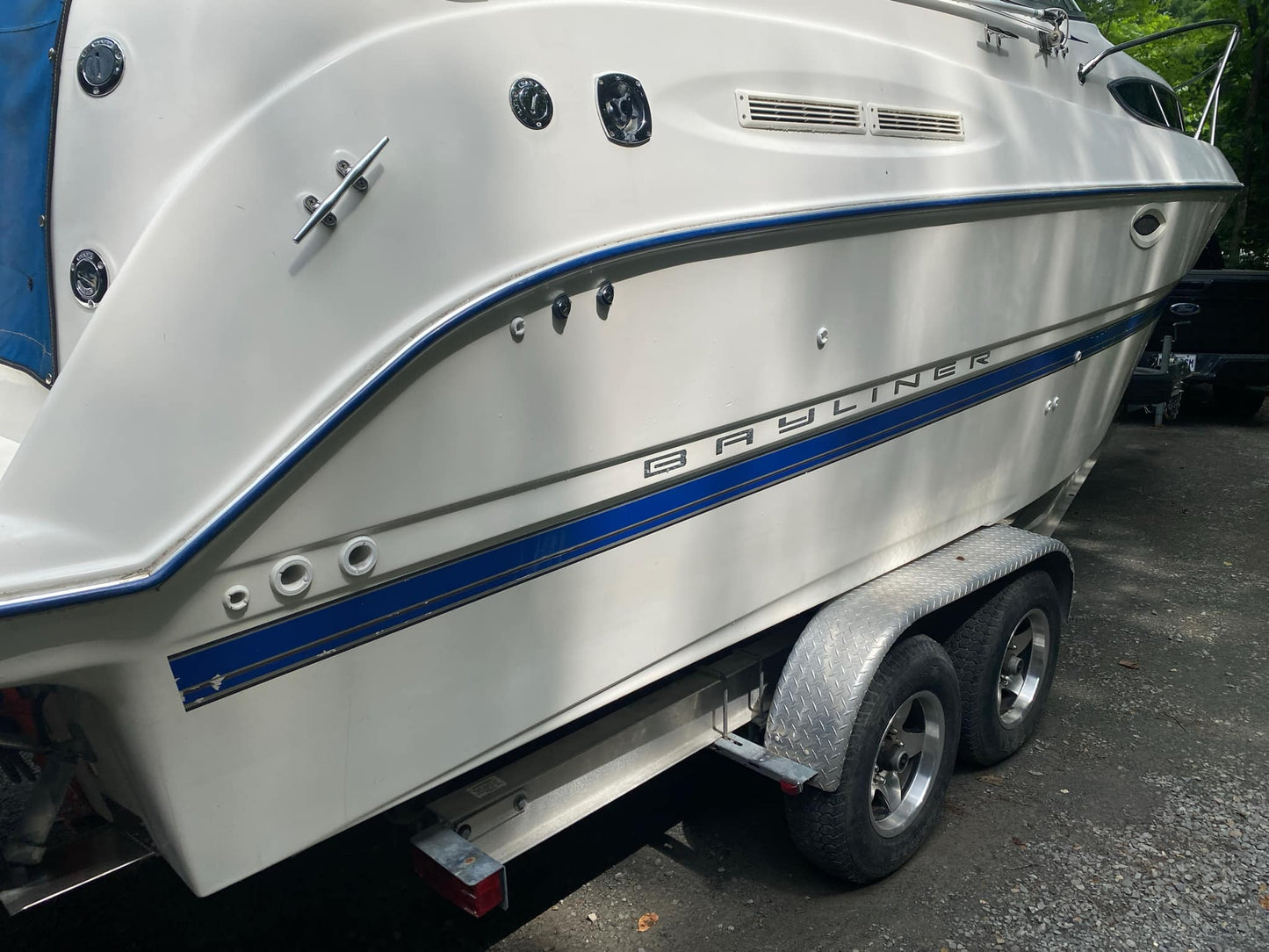 2007 Bayliner – 24.5’ + 4’ Swim Platform – Trailer Included