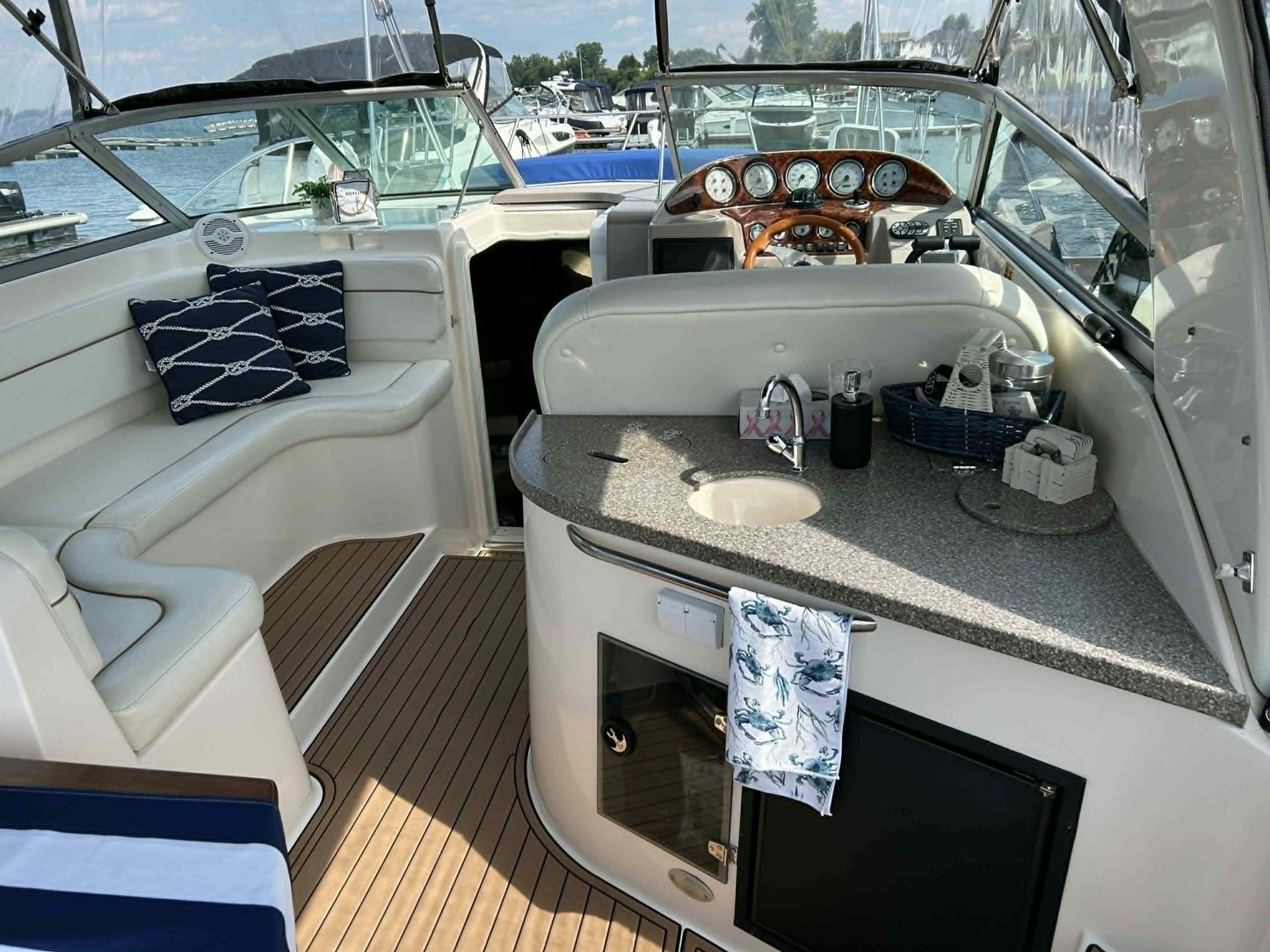 2004 Rinker Fiesta Vee 312 – Twin 5.7L MerCruiser | Bow Thruster | Generator | A/C