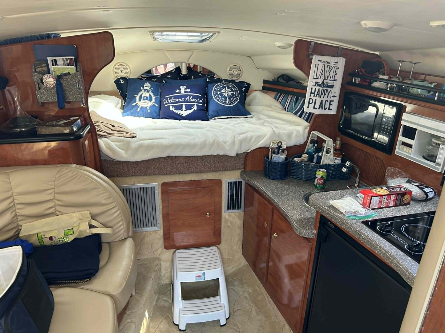 2004 Rinker Fiesta Vee 312 – Twin 5.7L MerCruiser | Bow Thruster | Generator | A/C